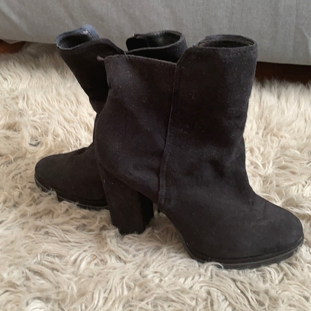 Black high heels boots